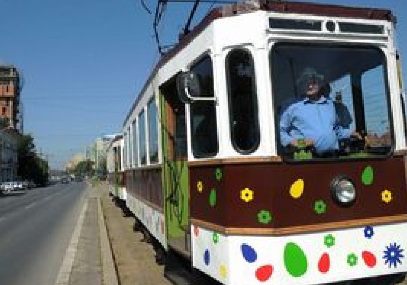 Doi români arestaţi la Atena după ce au golit de bani aparate de emis bilete de tramvai Doi români arestaţi la Atena după ce au golit de bani aparate de emis bilete de tramvai