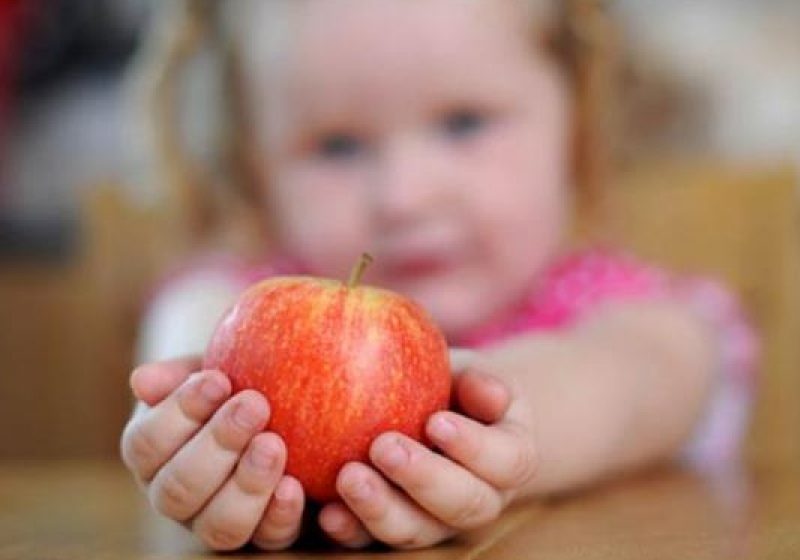 Elevii din clasa pregătitoare vor primi din acest an fructe gratis la şcoală