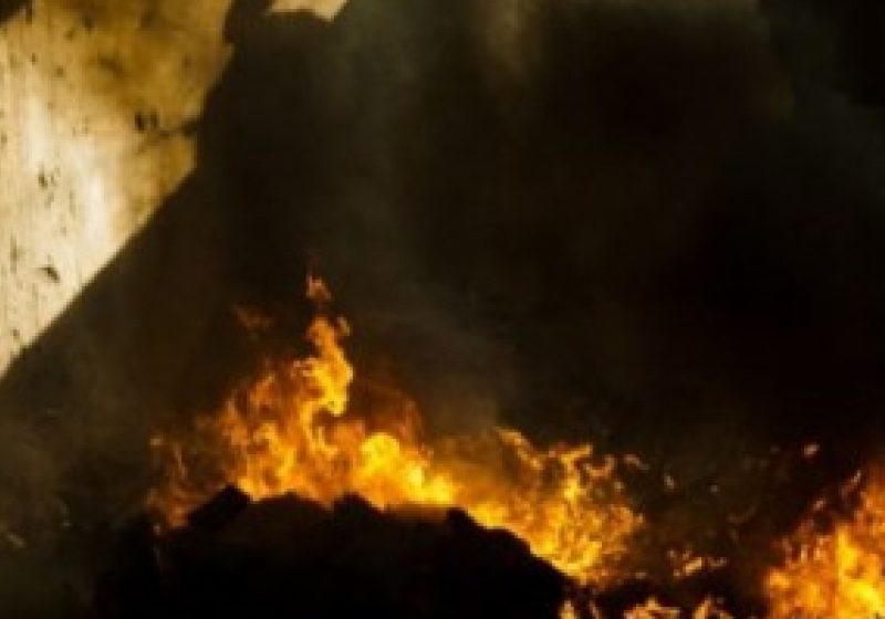 Au încercat să verifice o butelie cu chibritul şi au rămas fără acoperiş deasupra capului