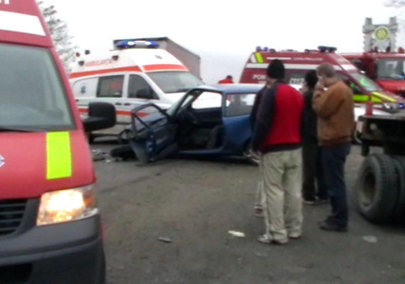 ACCIDENT ÎN VRANCEA: Un mort şi 16 răniţi după ce un autocar cu turişti ucrainieni s-a răsturnat la Măicăneşti