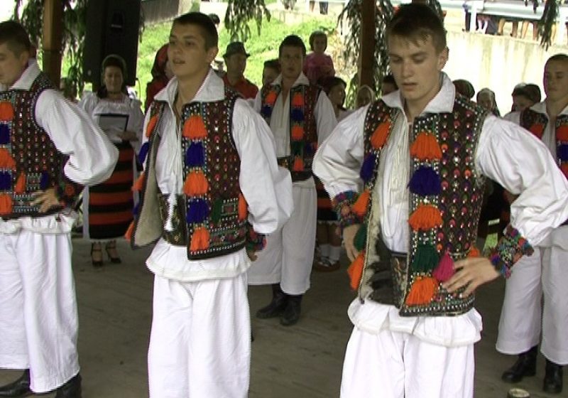 Petrecere mare la festivalul "Învârtita vălenarilor"