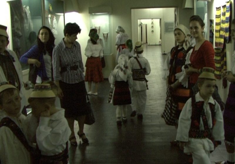 SIGHET: Sute de copii astăzi la Muzeul Etnografic în cadrul proectului "Drag mi-i portul popular"