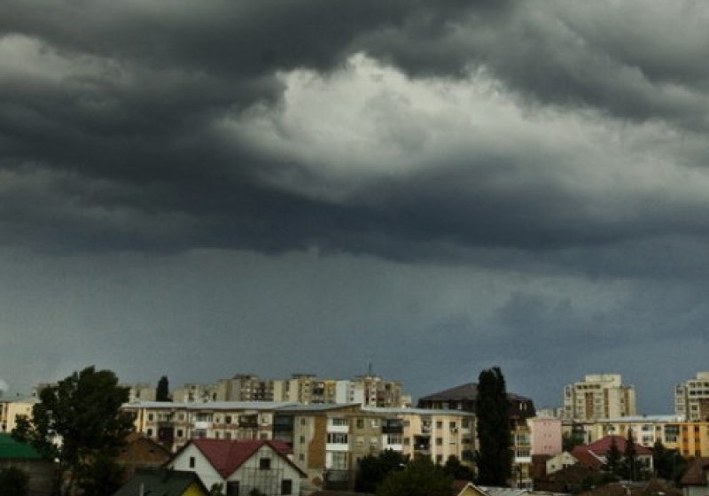 Ploi torenţiale şi vânt, de duminică după-amiază până luni seara