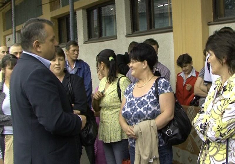 SIGHET: Candidatul USL la Primăria Sighet, Ovidiu Nemeş, de vorbă cu angajaţii firmei de confecţii Mara