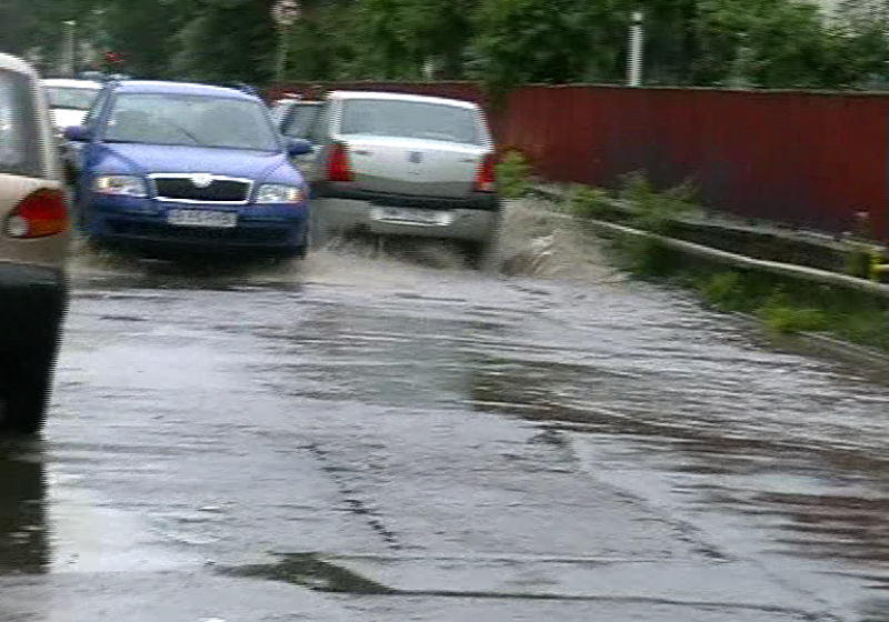 Baia Mare: Mai multe străzi din Baia Mare au fost sub ape după ploaia torenţială de la orele amiezii