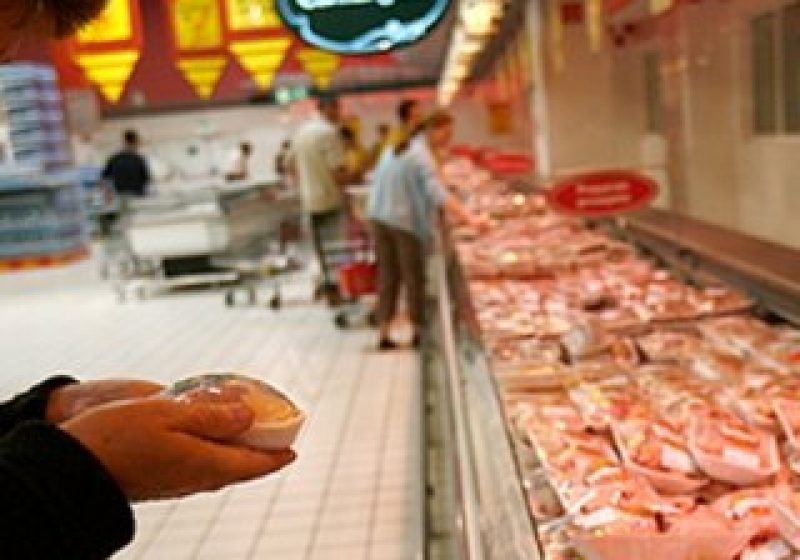 SIGHET: Comisarii de la Comisariatul Judeţean pentru Protecţia Consumatorilor au descoperit produse cu termenul de valabilitate expirat sau cu   data de  expirare modificată cu pixul