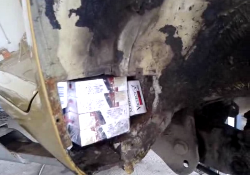 Maramureş: Un tânăr a fost surprins fără permis şi cu 490 de pachete ţigarete în maşina pe care o conducea Maramureş: Un tânăr a fost surprins fără permis şi cu 490 de pachete ţigarete în maşina pe care o conducea