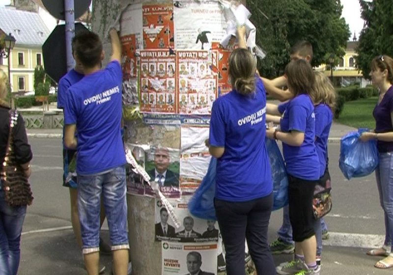 SIGHET: Echipa USL curăţă de oraşul de afişe electorale SIGHET: Echipa USL curăţă de oraşul de afişe electorale
