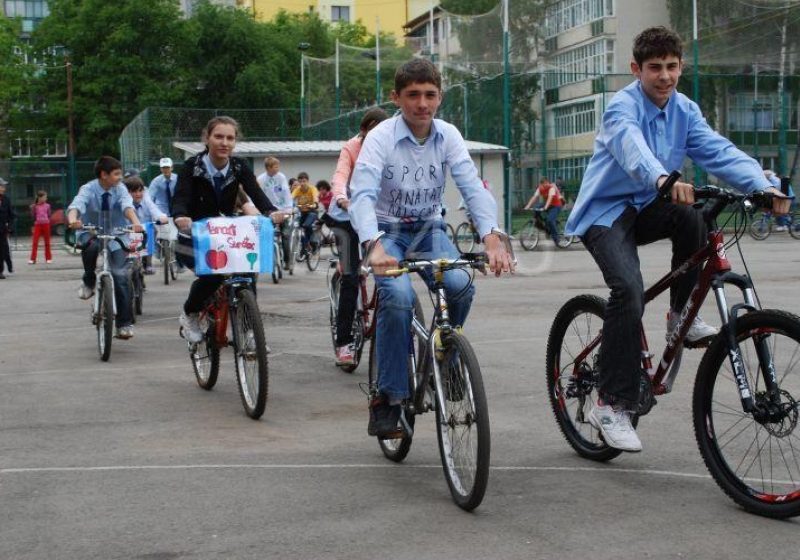 SIGHET: 40 de iubitori ai sportului pe două roţi au pornit în această dupamiază la un tur al oraşului cu bicicleta SIGHET: 40 de iubitori ai sportului pe două roţi au pornit în această dupamiază la un tur al oraşului cu bicicleta