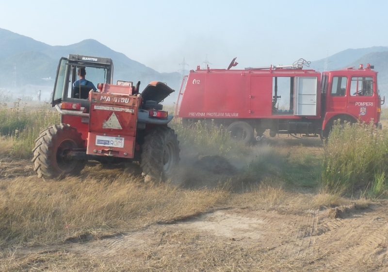 IGSU: 1.000 de pompieri militari au intervenit în ultimele 24 de ore pentru stingerea incendiilor în 35 de judeţe