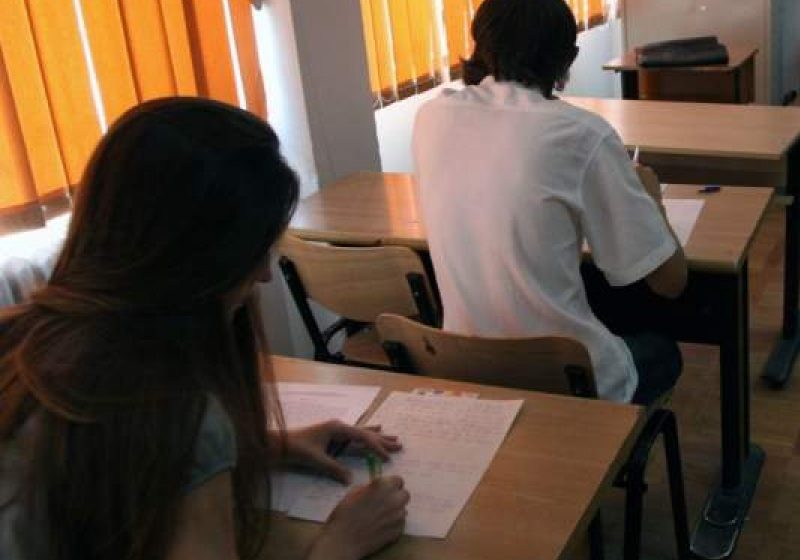 Aproximativ 54.000 de candidaţi vor susţine luni proba scrisă la română de la bacalaureat Aproximativ 54.000 de candidaţi vor susţine luni proba scrisă la română de la bacalaureat