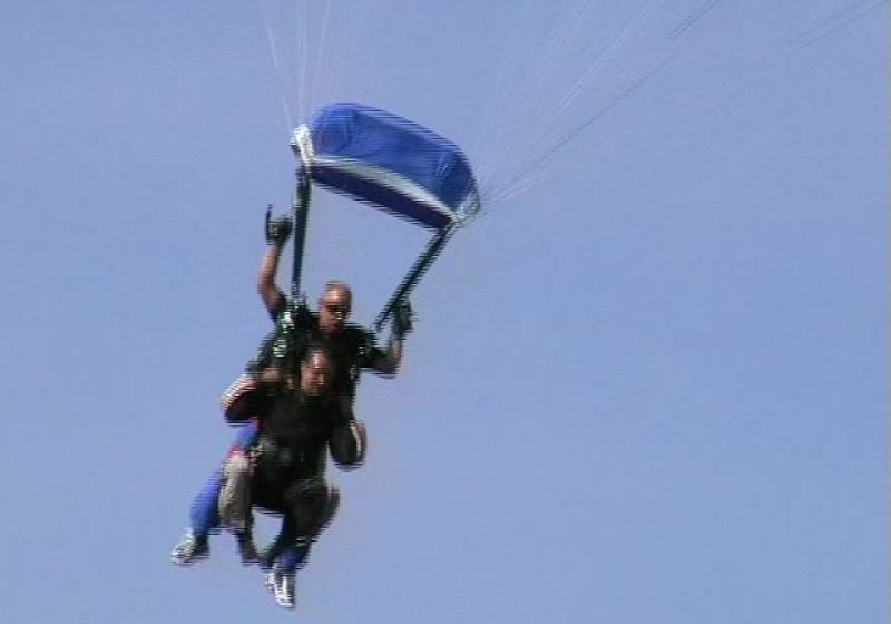 Baia Mare: Primarul băimărean a sărit de la 4.000 de metri cu paraşuta, pentru a promova imaginea oraşului pe care îl conduce