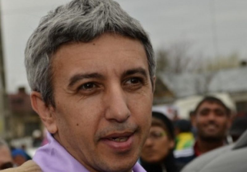 Sute de oameni s-au călcat în picioare şi au devastat corturi electorale ca să primească căciuli şi fulare