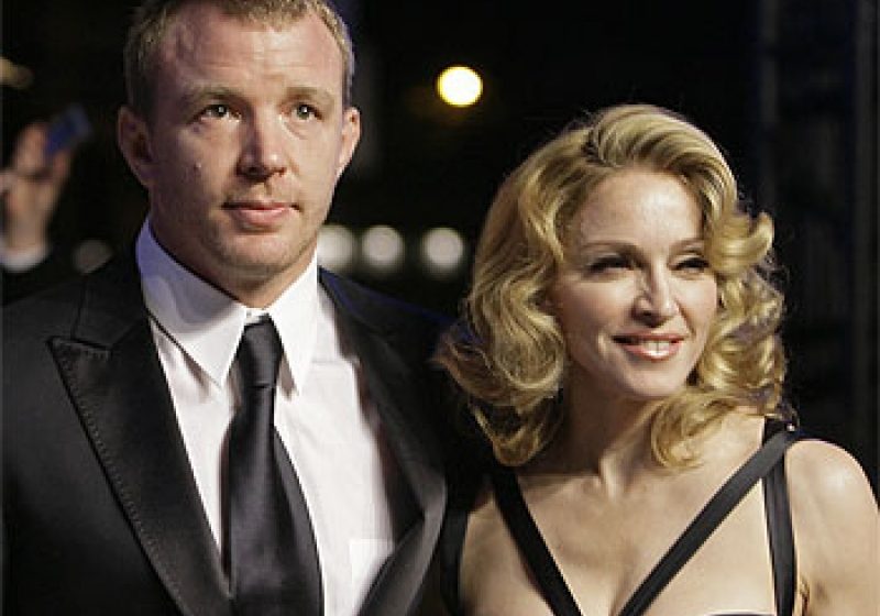 Fostul soţ al Madonnei, Guy Ritchie, a devenit tată pentru a patra oară