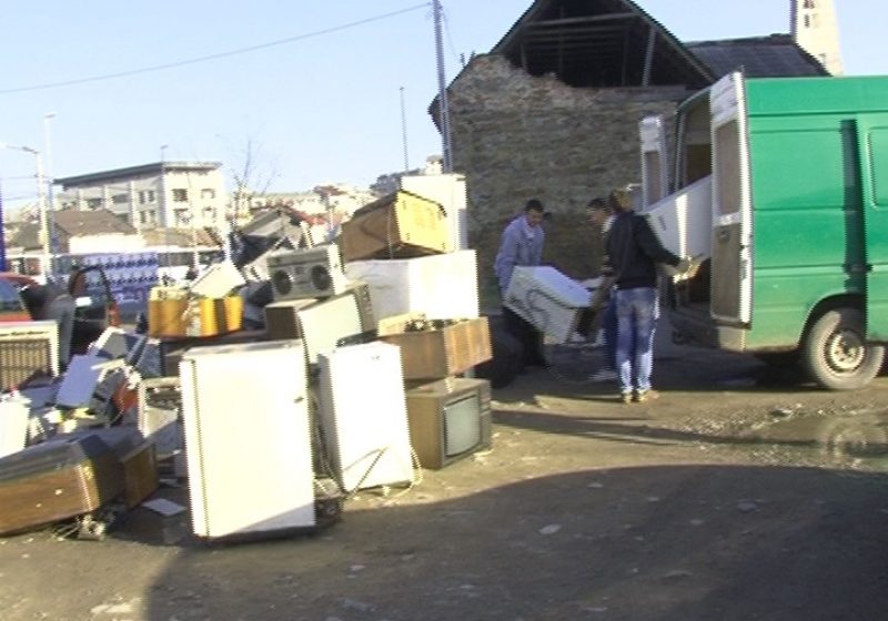 Sighet: Sighetenii s-au înghesuit să scape de vechituri Sighet: Sighetenii s-au înghesuit să scape de vechituri