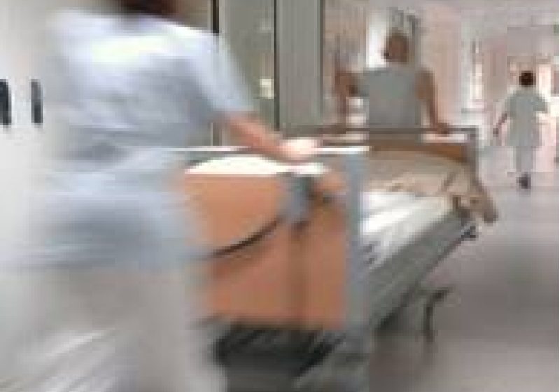 A ajuns la spital după ce a căzut de pe acoperişul casei A ajuns la spital după ce a căzut de pe acoperişul casei