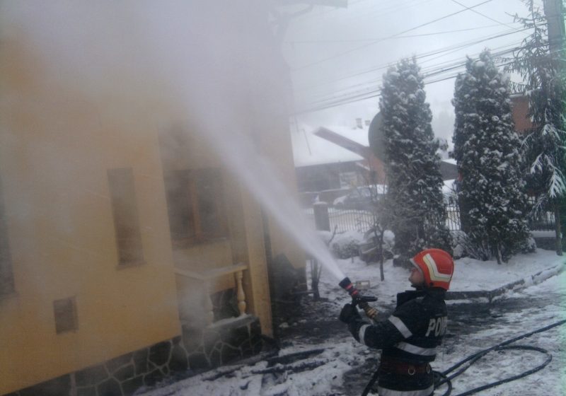 Baia Mare: Incendiu la o casă de pe strada Miron Costin Baia Mare: Incendiu la o casă de pe strada Miron Costin