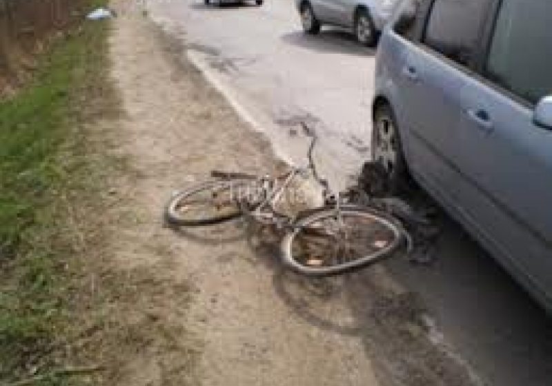 Biciclist de 14 ani, luat pe sus de un autoturism