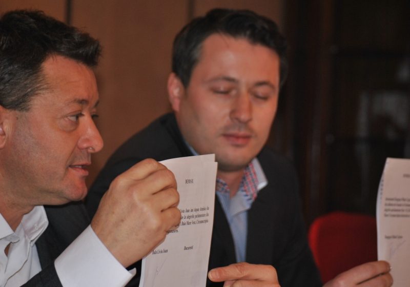 Baia Mare: Doi candidaţi la alegerile parlamentare şi-au depus demisiile în alb