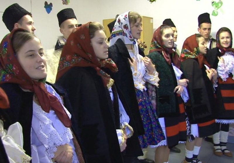 Colinde pentru bucurie din partea Ansamblului "Flori de Maramureş" Colinde pentru bucurie din partea Ansamblului "Flori de Maramureş"