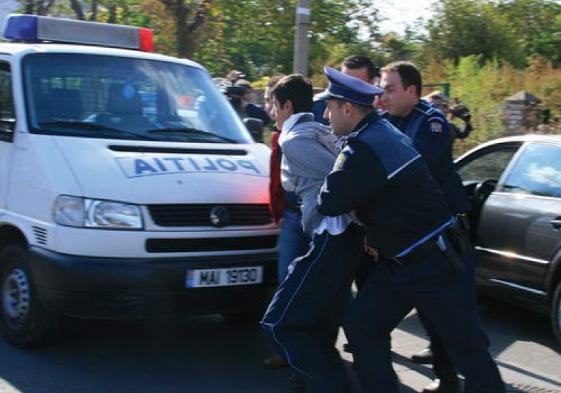 Doi minori au fost prinşi în flagrant în timp ce încercau să fure dintr-un magazin