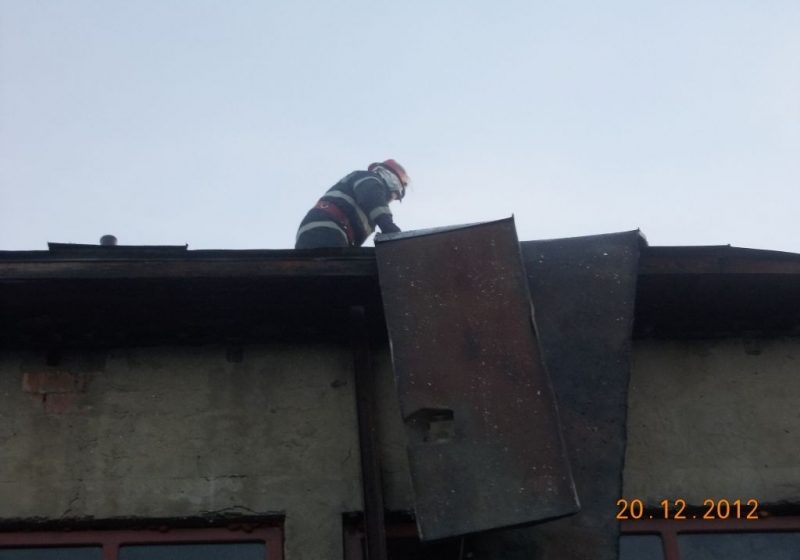 Vişeu de Sus: Acoperişul unei firme de prelucrare a lemnului, devastat de flăcări