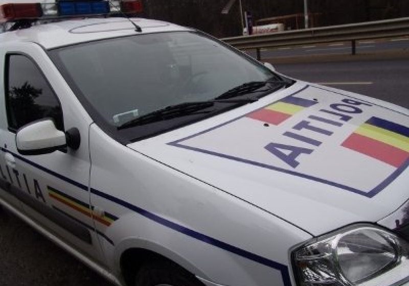 Maşină răsturnată la marginea şoselei în Sarasău