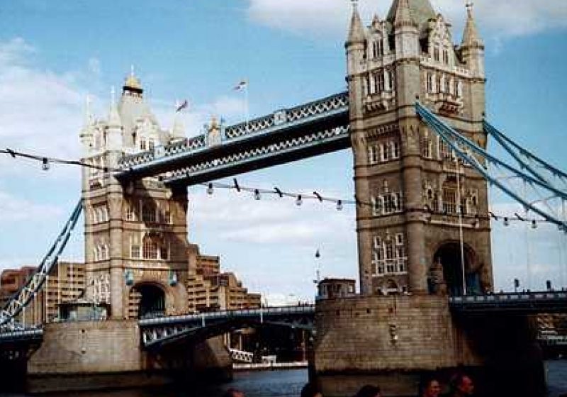 Millionarii britanici doresc să-şi părăsească ţara din cauza climei, dar, de fapt, a taxelor Millionarii britanici doresc să-şi părăsească ţara din cauza climei, dar, de fapt, a taxelor