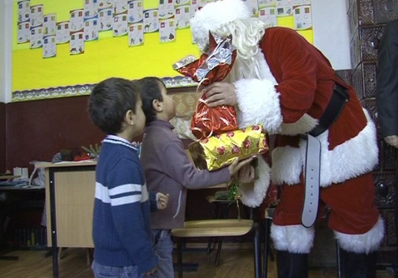 "Cutiuţa cu bucurii" a ajuns la copiii din Câmpu Negru, din partea Clubului "Lions Marmaţia" "Cutiuţa cu bucurii" a ajuns la copiii din Câmpu Negru, din partea Clubului "Lions Marmaţia"