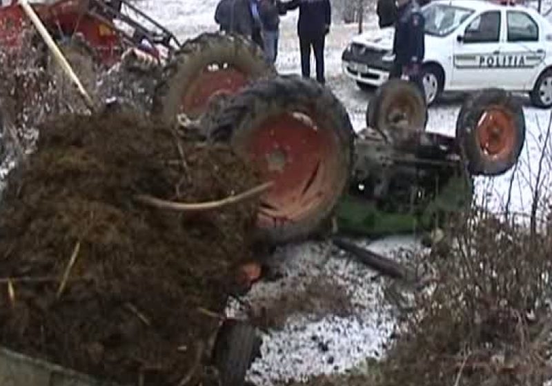 S-a răsturnat cu tractorul şi a decedat