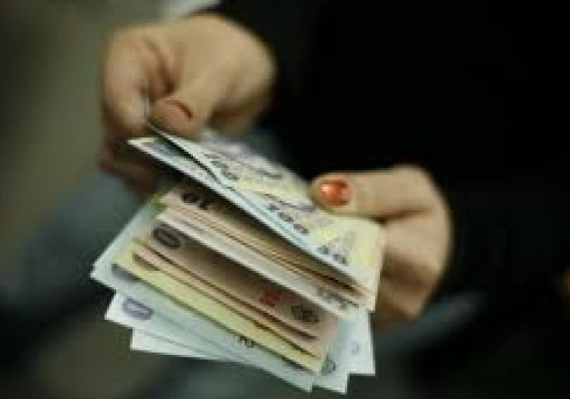 Salariile bugetarilor s-ar putea menţine în 2013 la nivelul din decembrie 2012 (proiect OUG ) Salariile bugetarilor s-ar putea menţine în 2013 la nivelul din decembrie 2012 (proiect OUG )