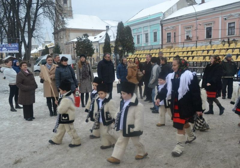 Sighet: 20 de grupuri de colindători din judeţele învecinate şi din Maramureş au venit să vestească naşterea Mântuitorului, în cadrul festivalului „Cum e datina străbună”