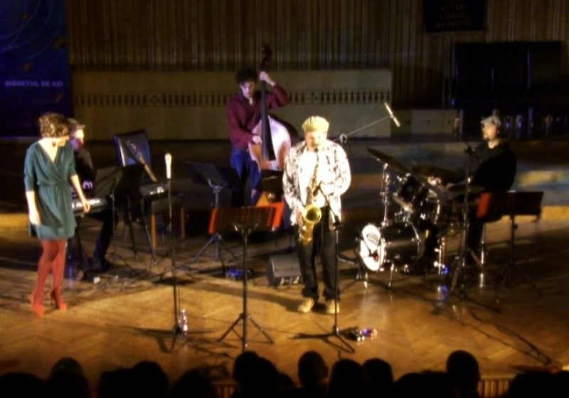 SIGHET: Aseară pe înserate”, “Moş Crăciun” sau “Steaua sus Răsare” au sunat "altfel" sâmbătă seara într-o interpretare inedită oferită de Elena Mândru Quintet SIGHET: Aseară pe înserate”, “Moş Crăciun” sau “Steaua sus Răsare” au sunat "altfel" sâmbătă seara într-o interpretare inedită oferită de Elena Mândru Quintet