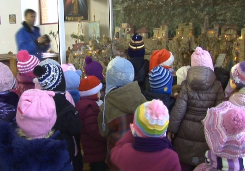 SIGHET: COLINDUL MUGURAŞILOR: Colindul a peste douăzeci de pitici de la Grădiniţa Nr. 9 din oraş a răsunat astăzi pe 89,3 FM SIGHET: COLINDUL MUGURAŞILOR: Colindul a peste douăzeci de pitici de la Grădiniţa Nr. 9 din oraş a răsunat astăzi pe 89,3 FM