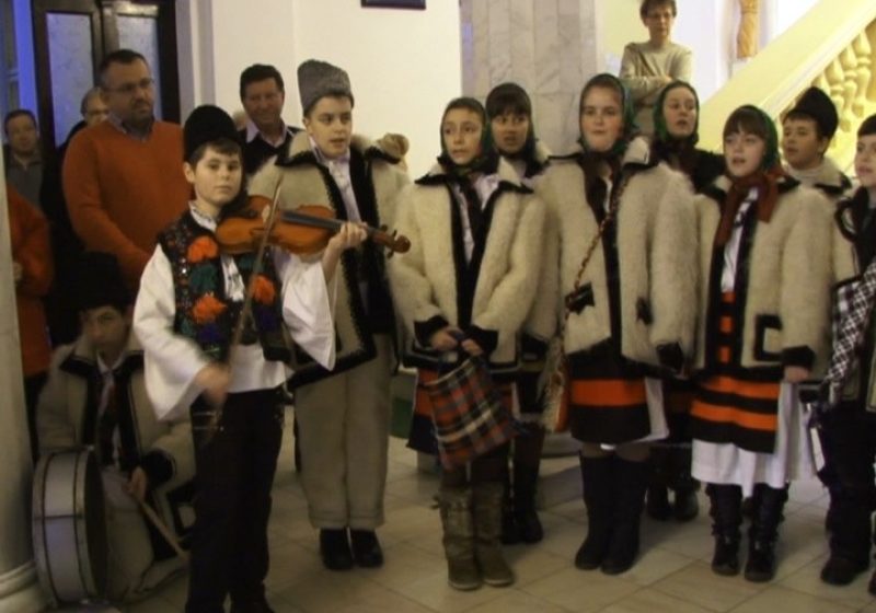 SIGHET: Copiii de la Şcoala "Dr. Ioan Mihalyi de Apşa" au colindat astăzi Primăria Sighet SIGHET: Copiii de la Şcoala "Dr. Ioan Mihalyi de Apşa" au colindat astăzi Primăria Sighet