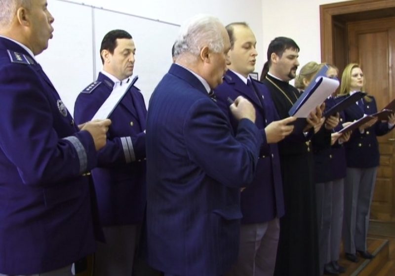 SIGHET: Corul Poliţiei de Frontieră şi Corul Pompierilor au colindat azi la Universitatea Babeş Bolyai, Extensia Sighet