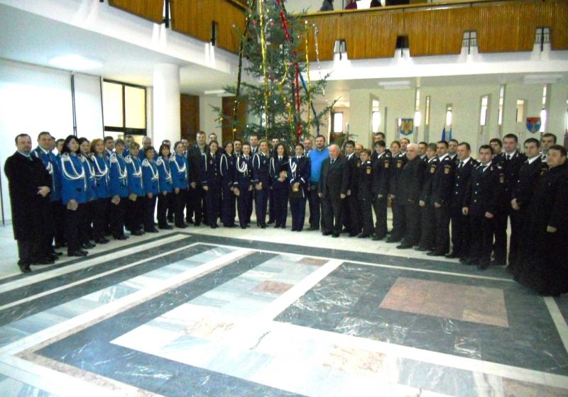 SIGHET: Corurile structurilor Ministerului Administraţiei şi Internelor au colindat autorităţile judeţene