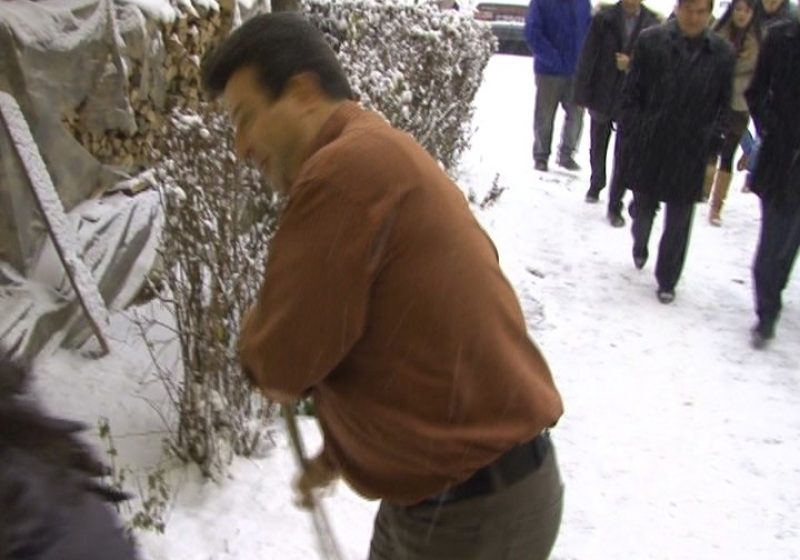 SIGHET: Dăm cu mătura în stânga şi în dreapta, poate, poate o mai creşte procentul prezenţei la vot