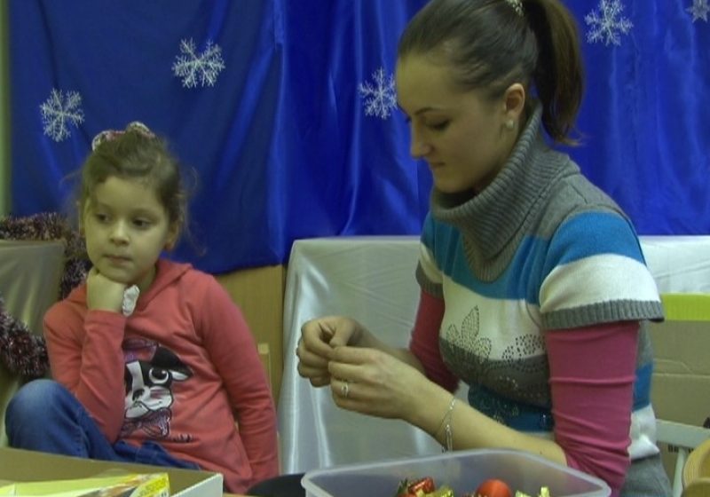 SIGHET: Părinţii copiilor de la Grădiniţa Nr. 8 din Sighet au lucrat azi pentru a realiza cele mai frumoase felicitări şi ornamente de Crăciun