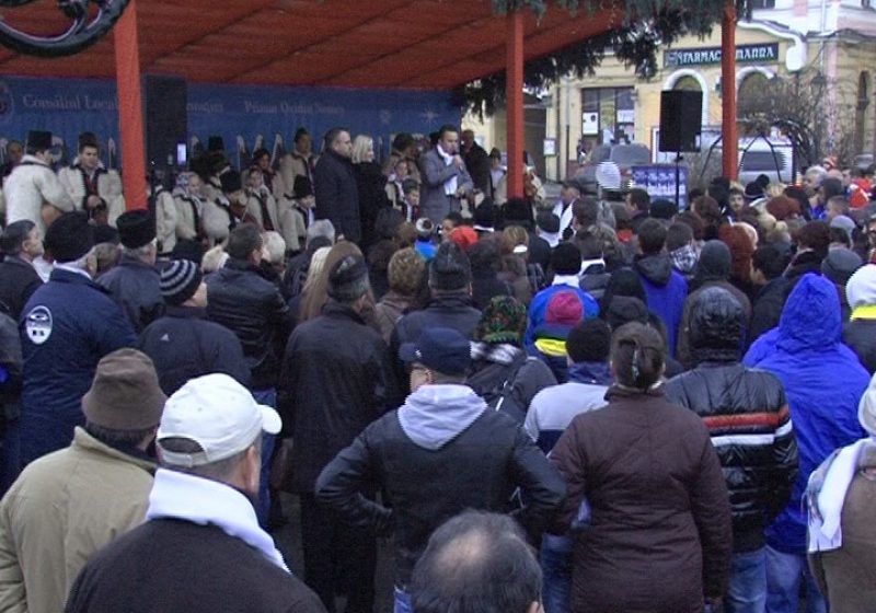 SIGHET: Peste 1000 de simpatizanţi USL au mărşăluit azi în centrul oraşului într-un miting electoral spontan.