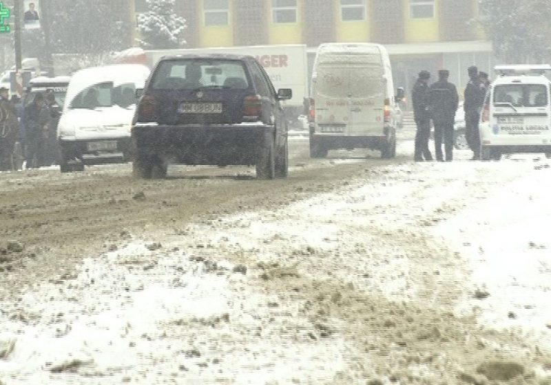 SIGHET: Şosele necurăţate, trafic greoi şi nici urmă de utilaje de deszăpezire