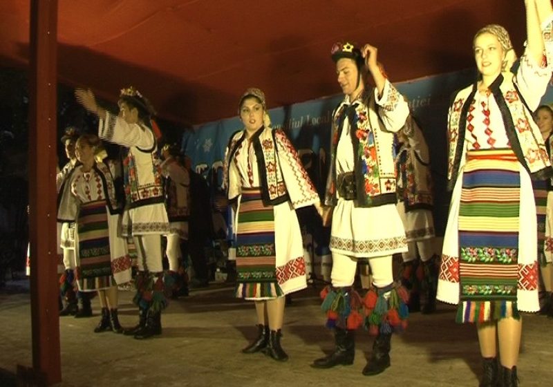 Spectacol inedit de folclor, pe scena sigheteană Spectacol inedit de folclor, pe scena sigheteană