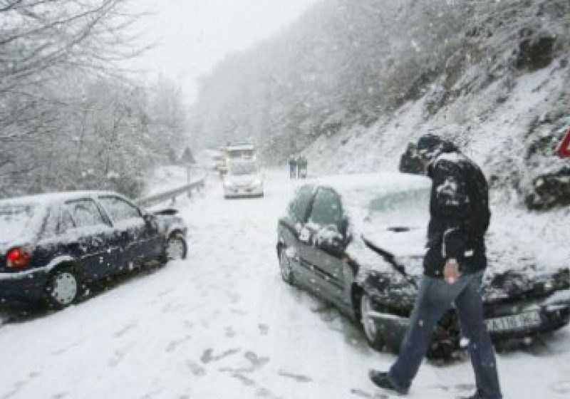 Tot mai multe victime de drumurile înzăpezite ale judeţului
