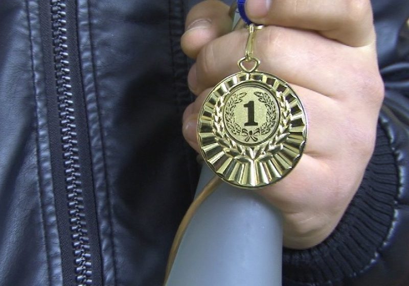 Trofeu adus acasă de către Ansamblul Flori de Maramureş, de la Festivalul Interjudeţean de Colinde de la Cluj-Napoca