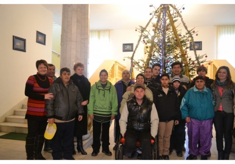 Un grup de tineri de la Centrul de recuperare și reabilitare a persoanelor cu handicap din Sighet au sosit azi cu colindul la Primărie