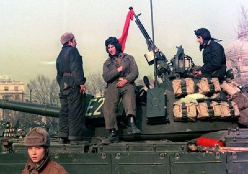 Huffington Post: "A fost revoluţia un fals?". România a fost condusă din 1989 de "o clică incompetentă de escroci foşti comunişti"