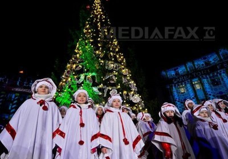 CRĂCIUNUL – celebrare a naşterii lui Iisus şi sărbătoare a familiei, cu brad împodobit şi daruri