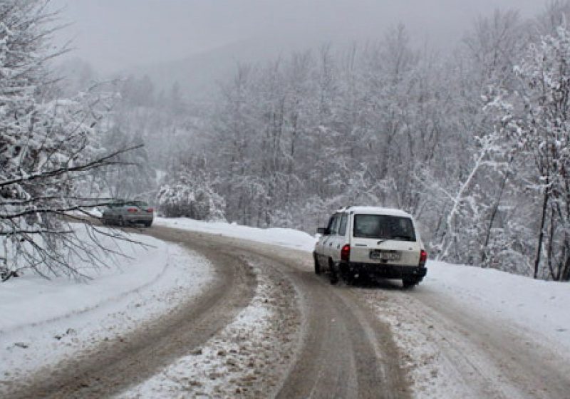 Zăpadă frământată în Pasul Prislop, vizibilitate redusă de ceaţă în pasurile Gutâi şi Prislop