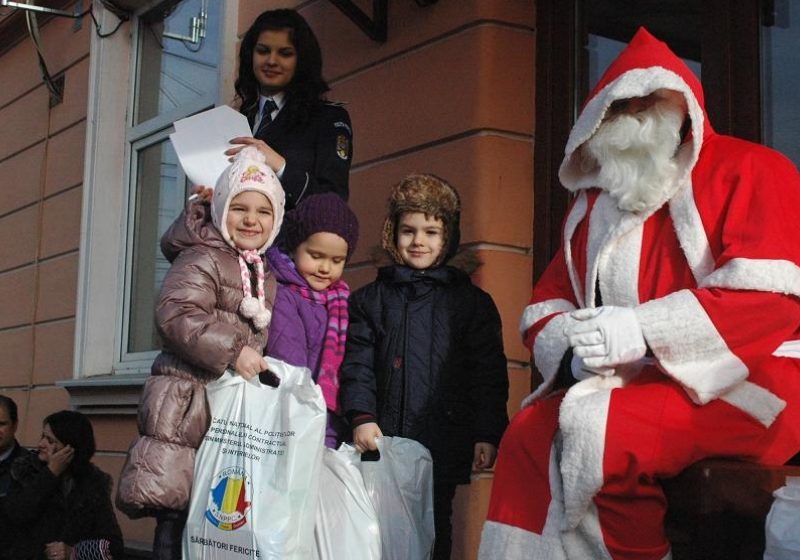 Baia Mare: Moş Crăciun a adus daruri pentru copiii poliţiştilor maramureşeni Baia Mare: Moş Crăciun a adus daruri pentru copiii poliţiştilor maramureşeni