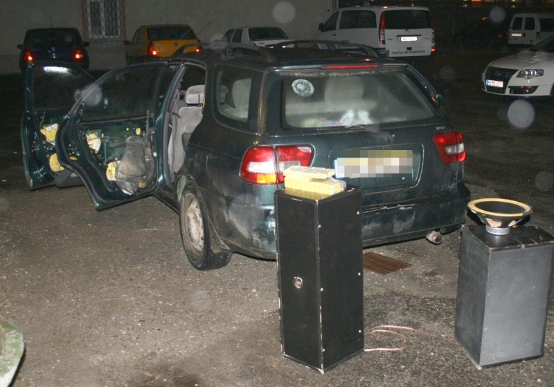 Ţigări ascunse în portierele şi în boxele audio ale unei mașini Ţigări ascunse în portierele şi în boxele audio ale unei mașini